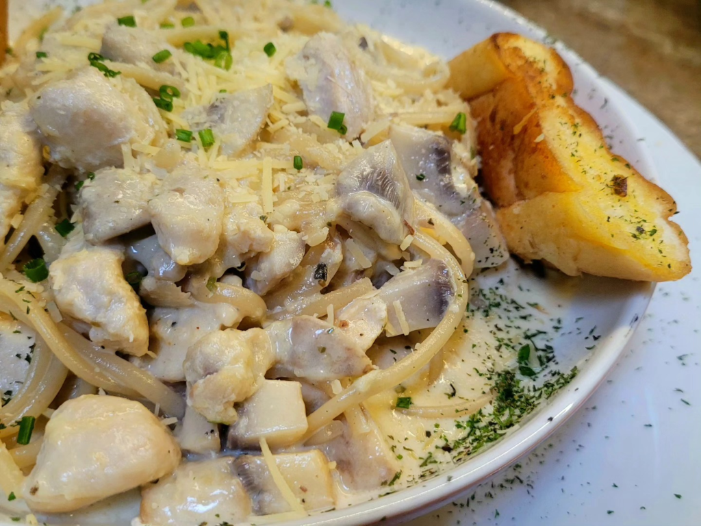 PASTA ALFREDO CON POLLO Y CHAMPIÑONES